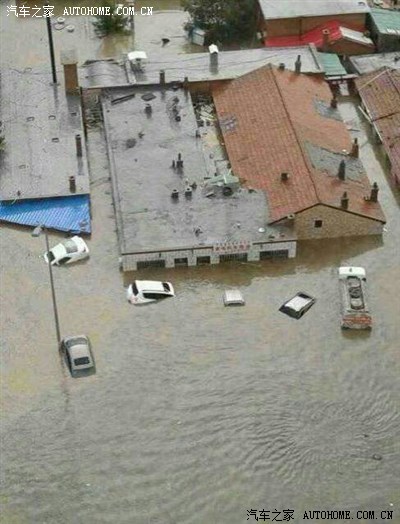 东胜下大暴雨与冰雹了,很多车都遭殃了…