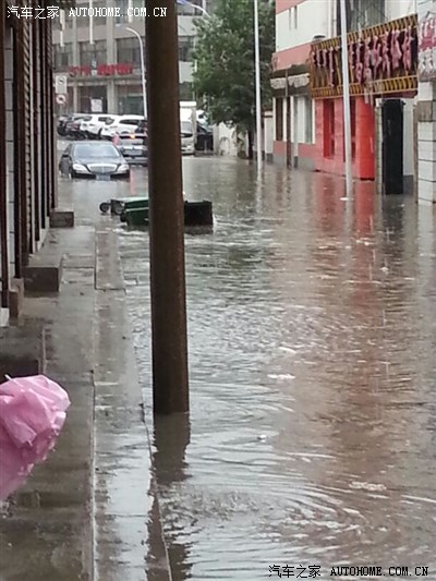 东胜下大暴雨与冰雹了,很多车都遭殃了…