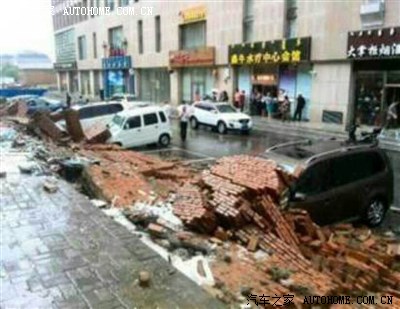 东胜下大暴雨与冰雹了,很多车都遭殃了…