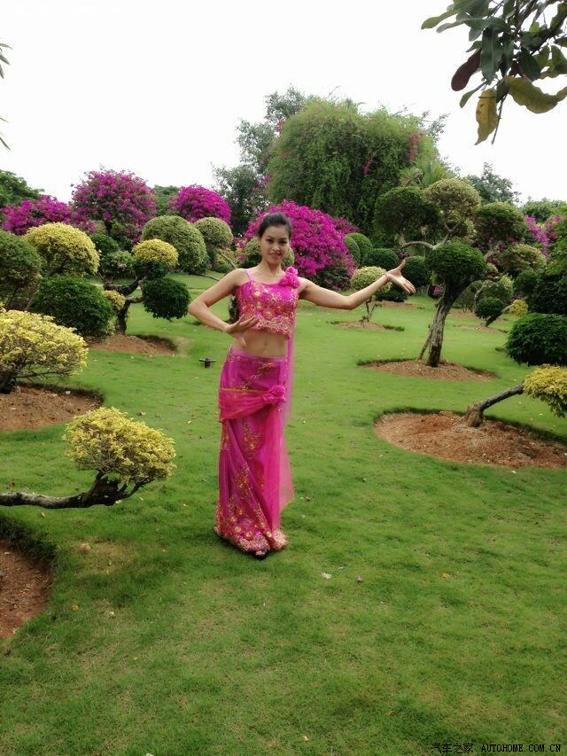 人像阿娜多姿的傣族美女