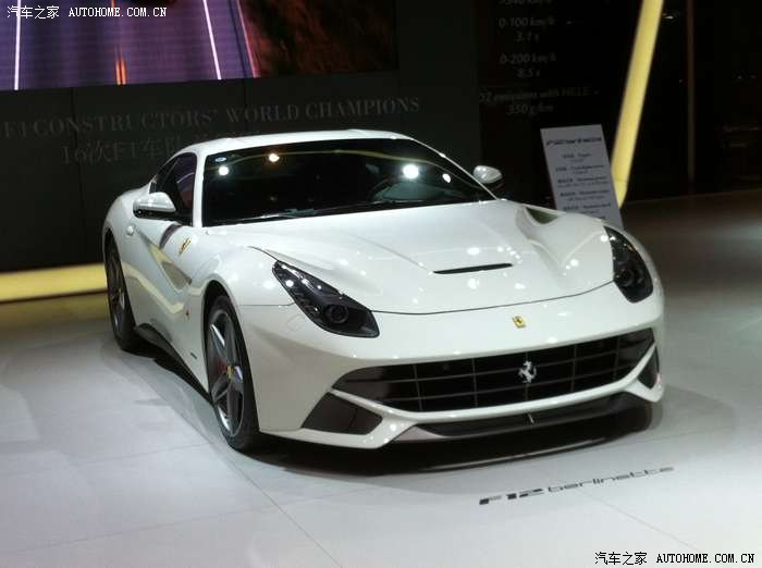 求白色法拉利f12图