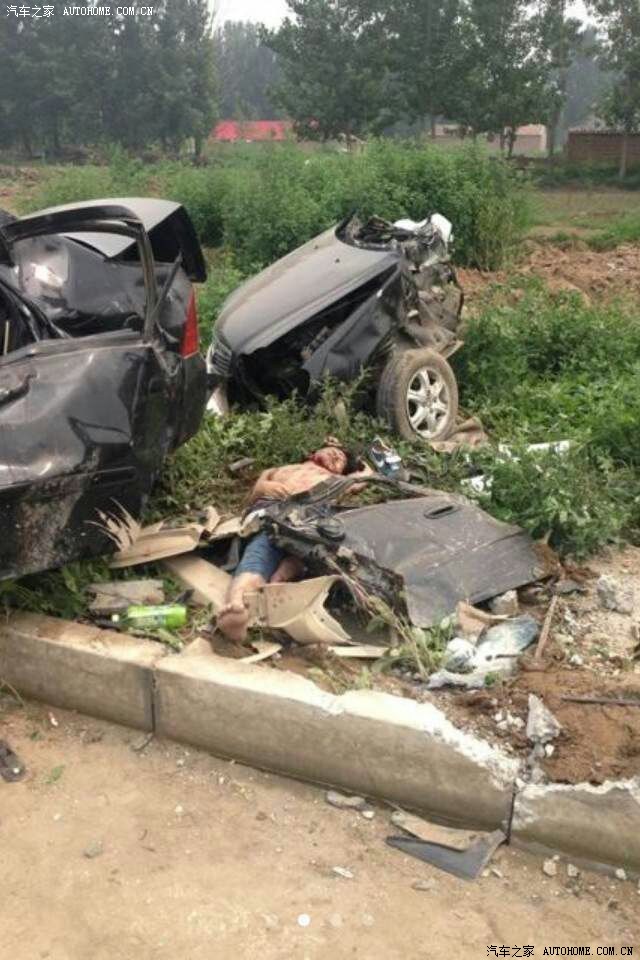 严重车祸车被腰斩
