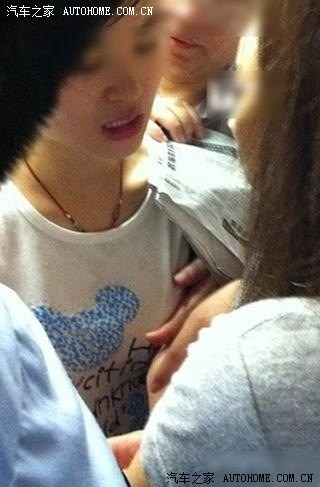 上海地铁又现摸奶狂