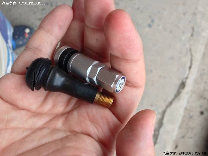 原厂塑胶气门芯和米其林的金属气门芯