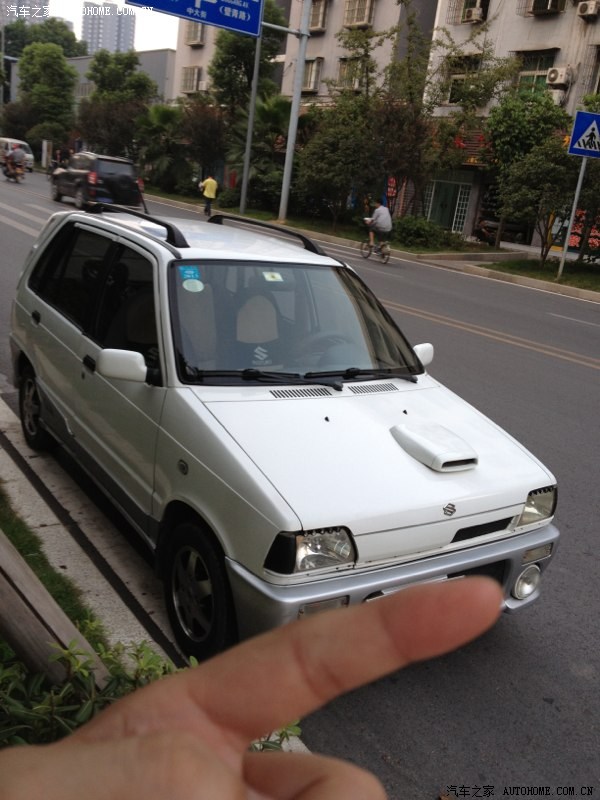 看到一辆老奥拓,不知道什么年份的车.