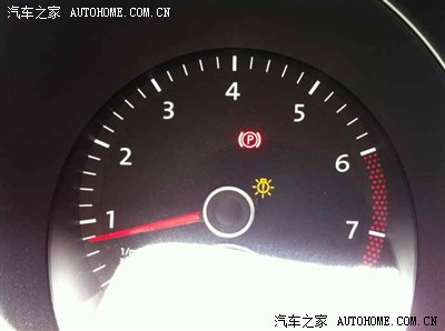 大家帮忙看看这个黄色感叹号灯亮是什么意思啊?
