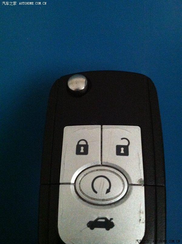 弱弱地问大师们:13款凯越遥控器钥匙中间的圆键是什么功能?