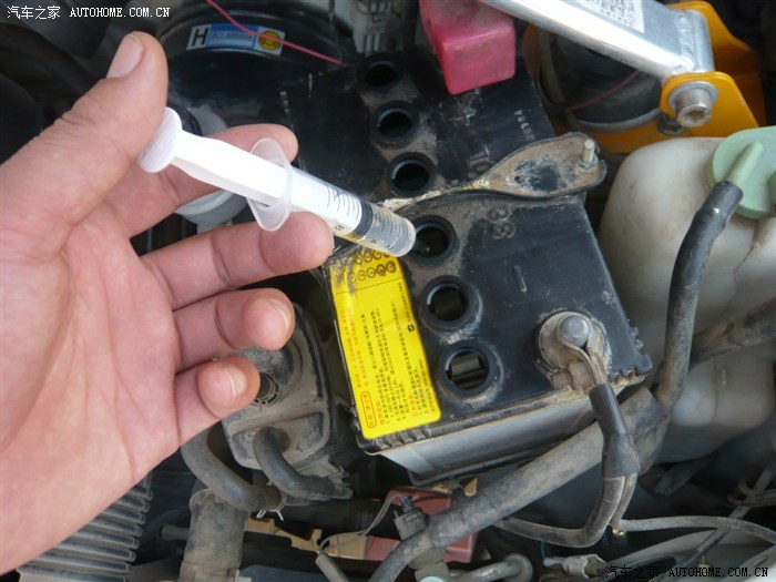 今天给电瓶加液.