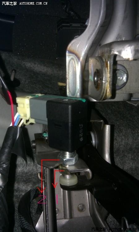 高位刹车灯开关具体在什么位置的