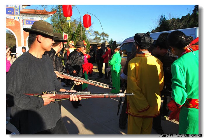 突遇一群山寨的土匪来抢亲