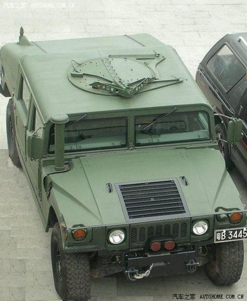 深圳街头军用的悍马h1