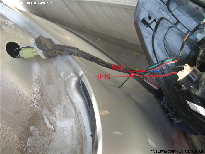 步骤7:将led灯白线接入倒车灯灯脚正极,将黑线接入倒车灯灯脚负极(led