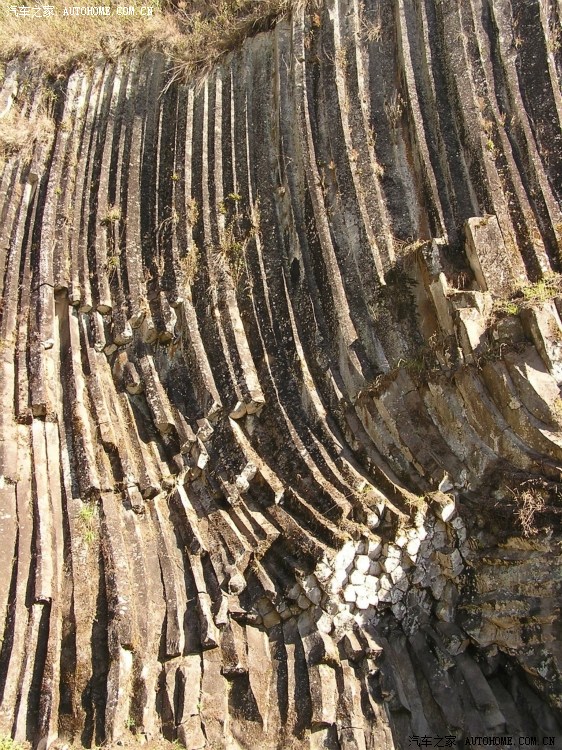 火山岩浆形成的柱状节理,很神奇