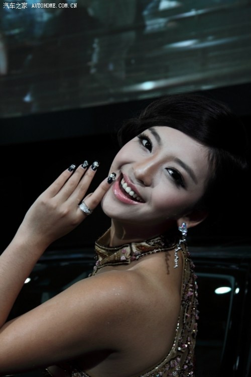 武汉国博车展奔驰车模曹阳是穿的透视装么