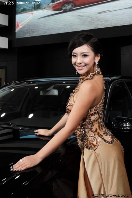 武汉国博车展奔驰车模曹阳是穿的透视装么