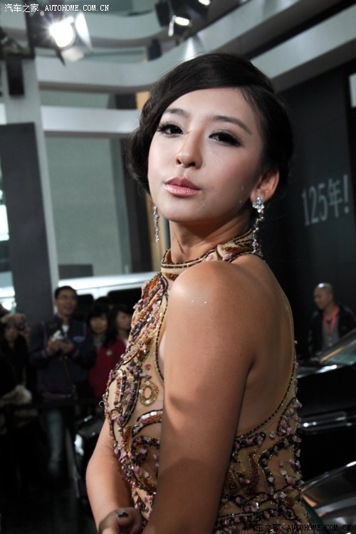 武汉国博车展奔驰车模曹阳是穿的透视装么