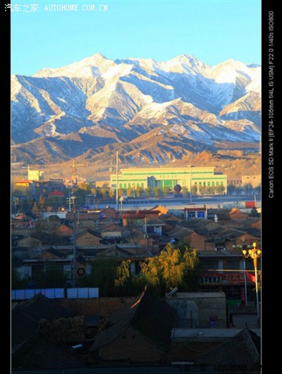 清晨在宾馆拍雪山下的积石山县城,旧城建筑与新城建设反差明显.