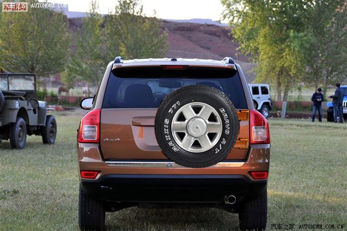 有没有人觉得指南者备胎挂在后面是不是更好看一些