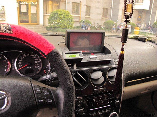 中控台,那个小屏幕就是行车电脑显示器