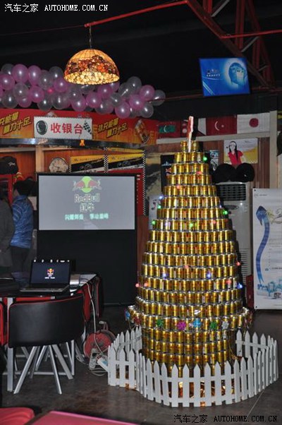 圣诞快乐!~这是用红牛饮料摆放的圣诞树呵呵!~很有创意
