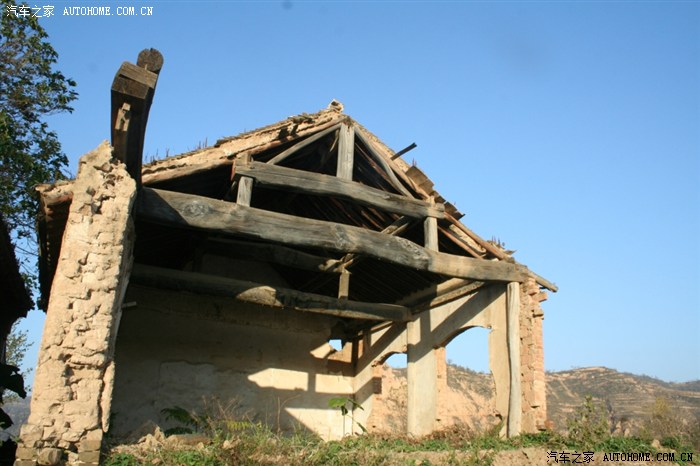 夕阳下破败的寺庙