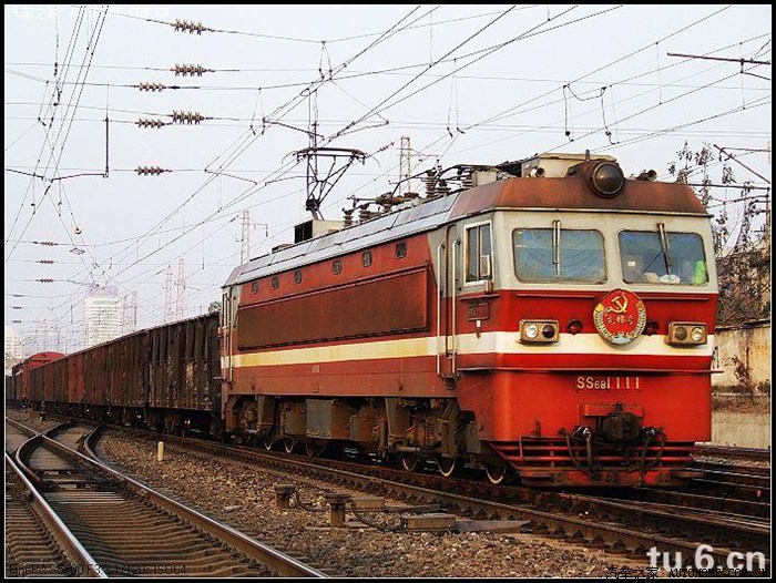 一,简 介 ss6b型电力机车是1992年为郑宝铁路电气化工程提供的国际