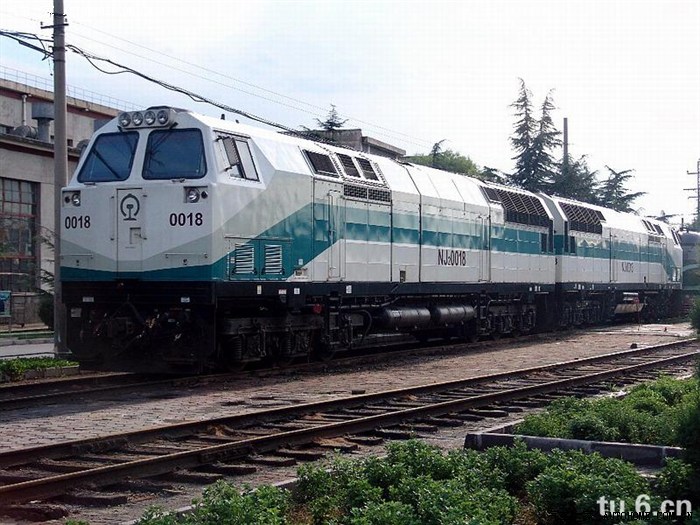 从美国ge 公司进口的nj2 型交流传动内燃机车担当青藏铁路格尔木至