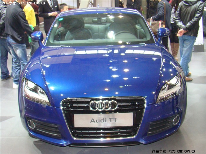 "小雷"敞篷跑车,方向盘装满了水钻,很漂亮,可惜光顾看了,忘记拍了!