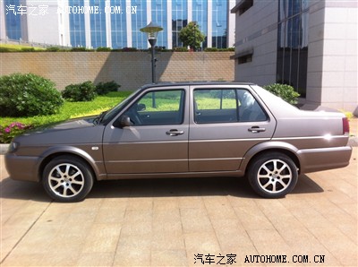 金属漆的开罗金,颜色很漂亮,与车型搭配协调