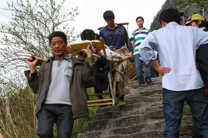 看轿夫的表情,可别以为很轻松,虽然他们可能已经习惯这种生活了.