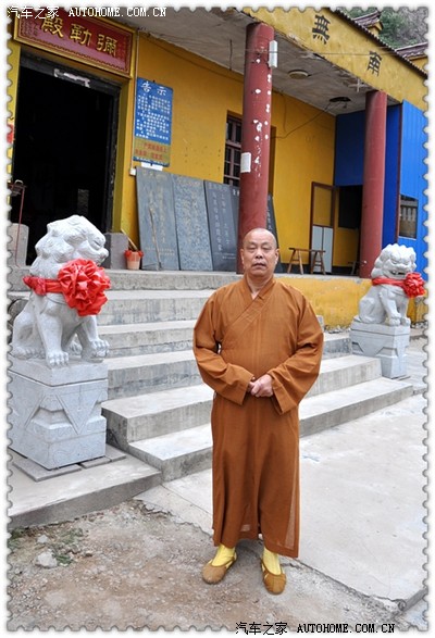 这位就是关圣洞寺庙的现任住持:释大韩住持,据说也是九华山天池寺的