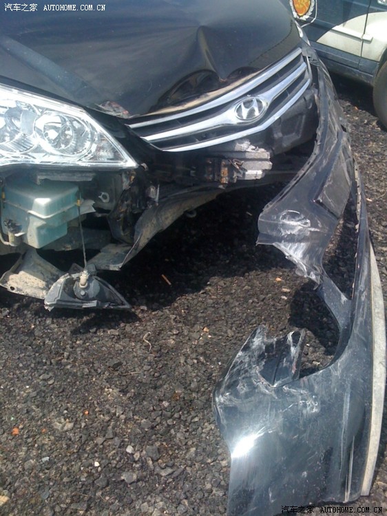 晚上撞车了. 更新事故图片.上图.