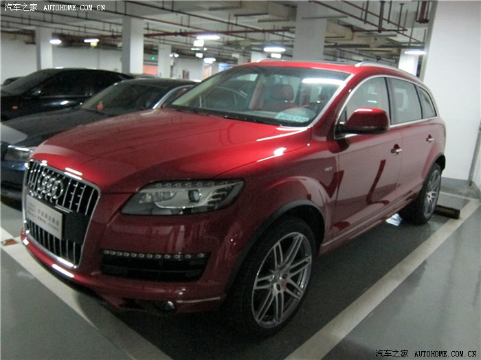 奥迪q7石榴红舒适型245kw提车作业