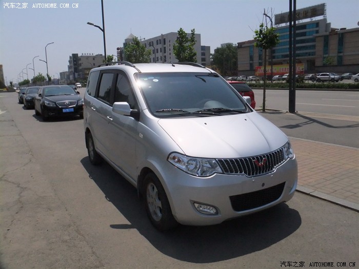 个人感觉银白色是五菱宏光系列中最大气最漂亮的颜色