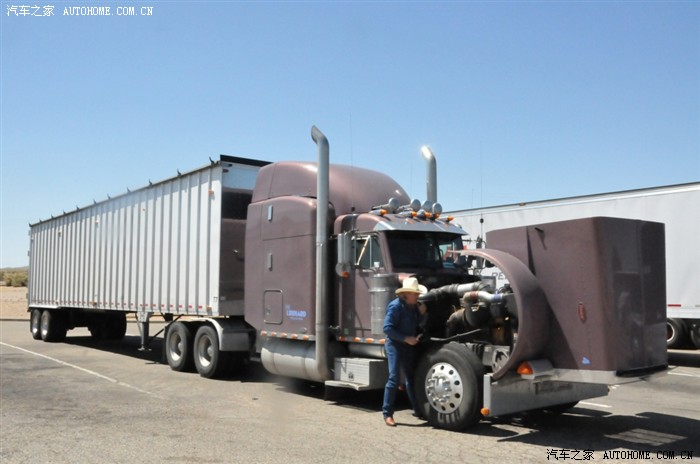 别样的风景!美国高速公路实拍18轮大卡车