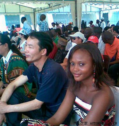 有一个从安哥拉回国的中国工程师,他老婆是黑妹.