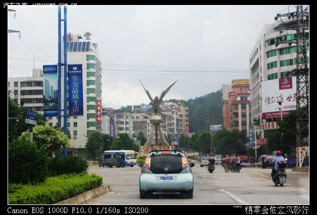 来到山城信宜,城雕飞鹰