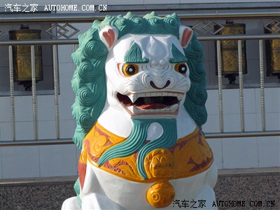 塔前具有藏族特色的彩绘石狮子