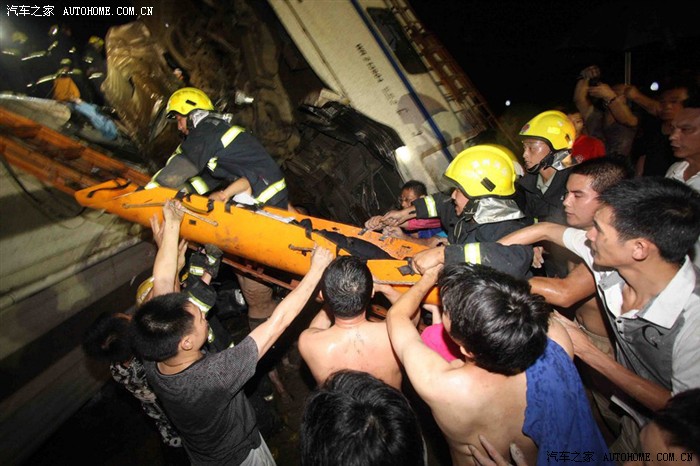 现在火车也不靠谱了动车追尾酿惨祸