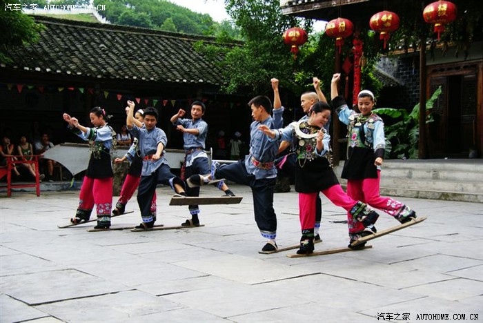 苗族板鞋舞表演.