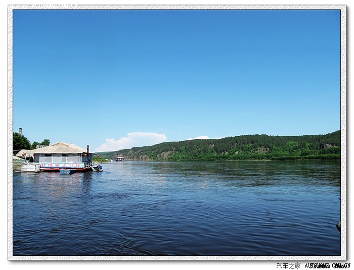 不愧称之为黑龙江,江水真的呈现微黑的颜色