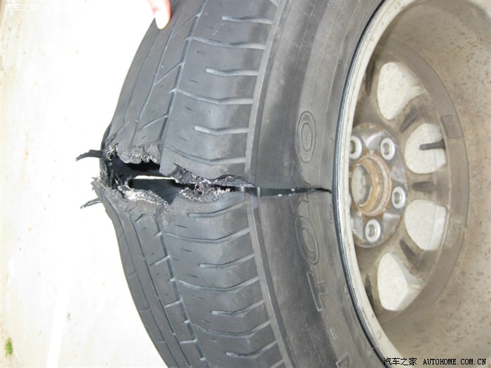 08款别克君越轮胎横面断裂