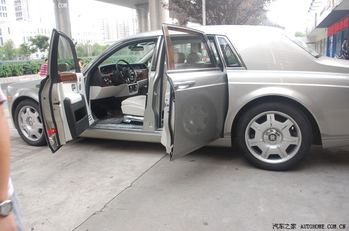 巧遇劳斯莱斯汽车改色贴膜,抓拍