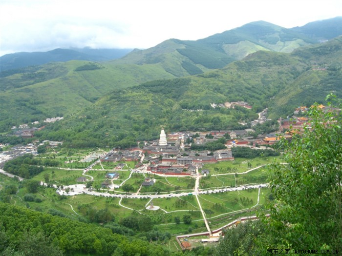 鸟瞰台怀镇 白塔