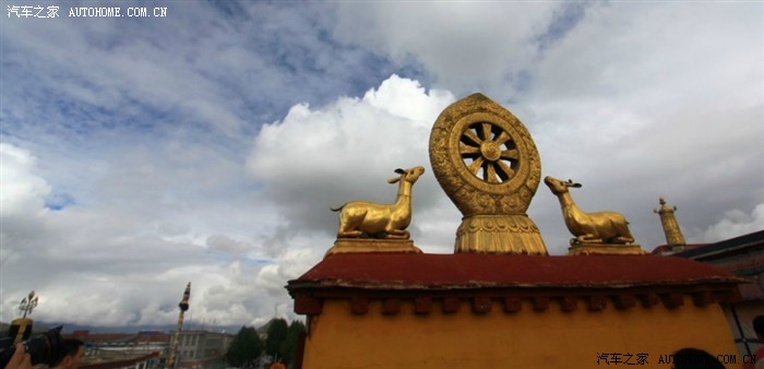 大昭寺的  神羊,据说是神羊背土参与建寺       金顶