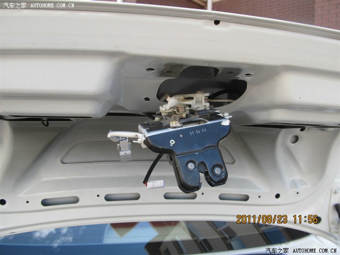 自己动手更换后备箱锁块