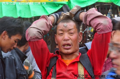 苦行僧修行,瞧他的额头,传说中修第三只眼