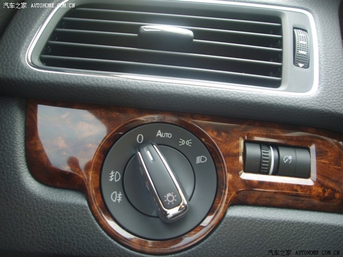 2011款帕萨特驻车灯一直都亮着是正常情况吗