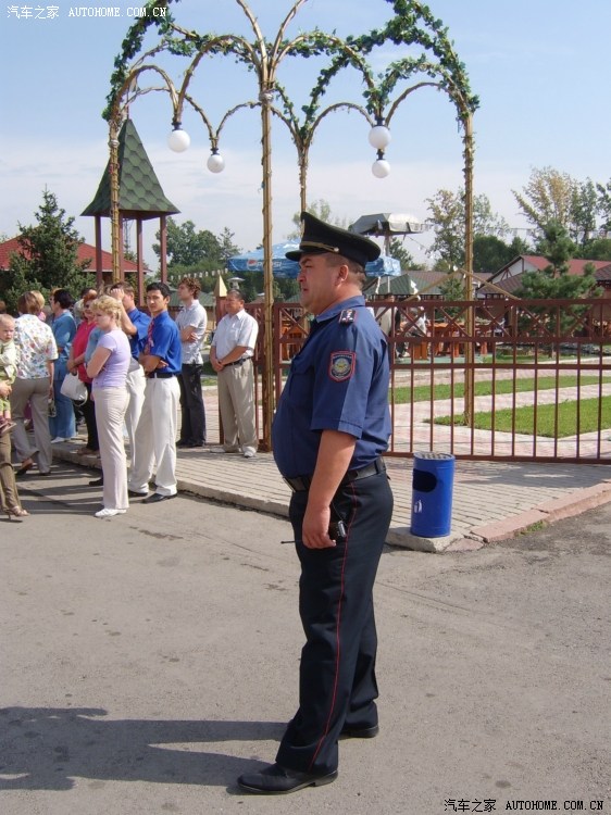 怎么外国警察都是大肚子呢,形象很符合