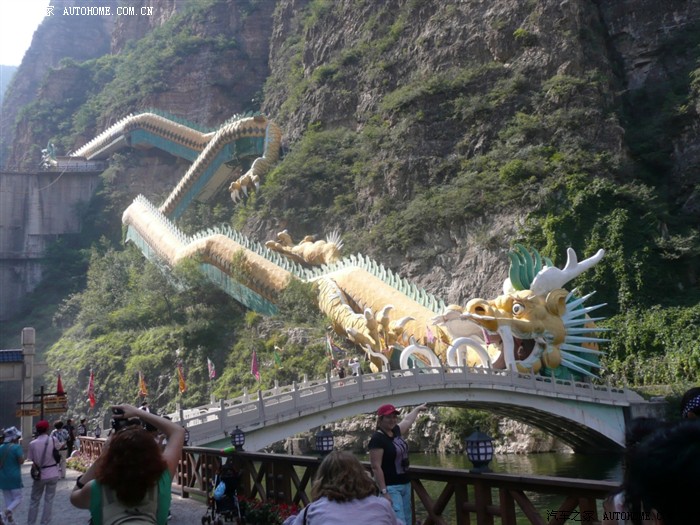 远处看见一条巨龙~~呵呵!这是龙梯,里面是电梯!